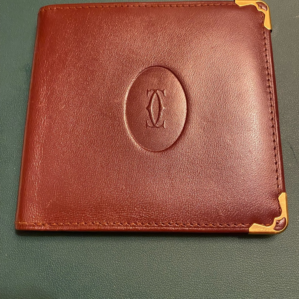 Authentic CARTIER SMAL WALLET. ID, cards and compartments. Excellent condition.